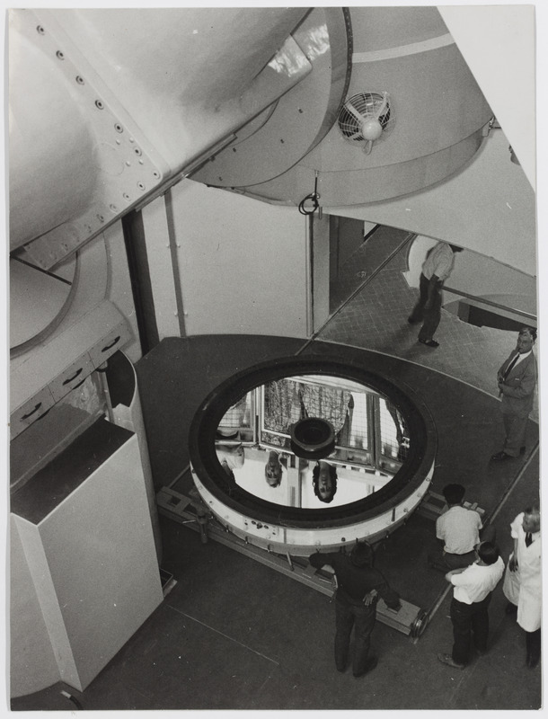 Observatoire de Haute-Provence Saint Michel [Basses Alpes] - Installation du miroir 193 sur le grand télescope. Déplacement du chariot supportant le miroir 193 sous le tube du grand télescope. (titre original)