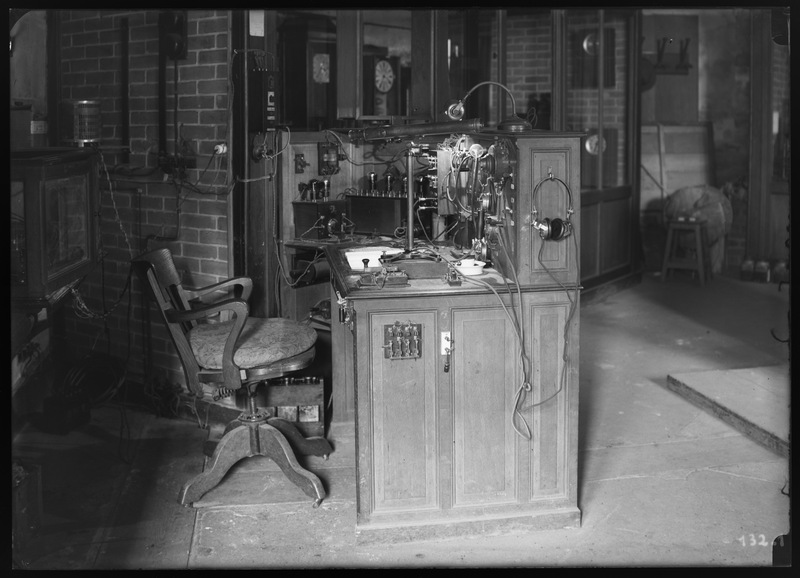 Salle des pendules, poste des radios télégraphistes - Bureau International de l'Heure - Observatoire de Paris (titre forgé)