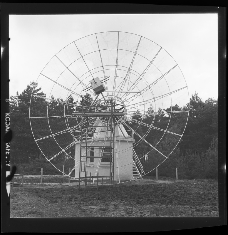 Antenne de l'extension du réseau solaire métrique de diamètre 10m - Station de Radioastronomie de Nançay (titre forgé)