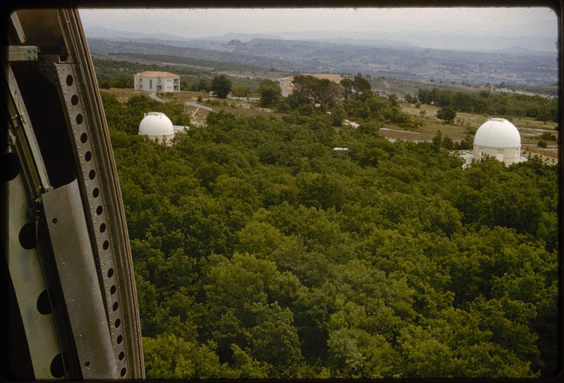 Vue sur les coupoles des télescopes 120cm et 80cm depuis la trappe de la coupole du 193 cm - Observatoire de Haute-Provence (titre forgé)