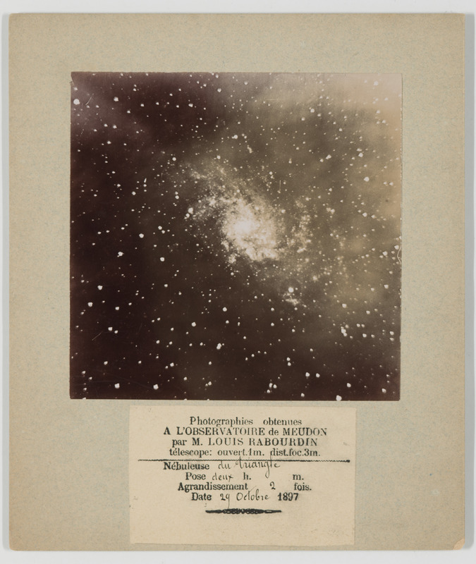 Photographies obtenues à l’observatoire de Meudon par M. Louis Rabourdin : nébuleuse du Triangle. Télescope 1m ouverture, 3m distance focale ; pose 2 h ; agrandissement 2 fois ; date 29 octobre 1897 (titre original)