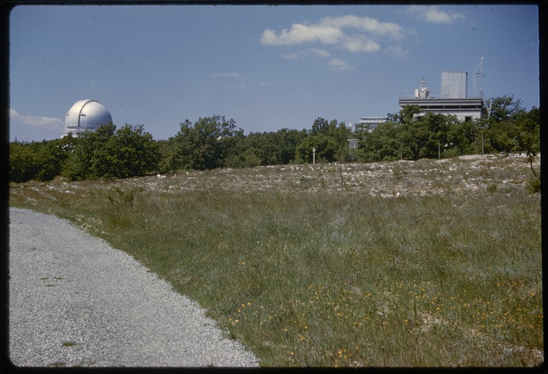 Vue sur la coupole du télescope de 193cm et l'héliographe Lyot - Observatoire de Haute-Provence (titre forgé) / [2 images]