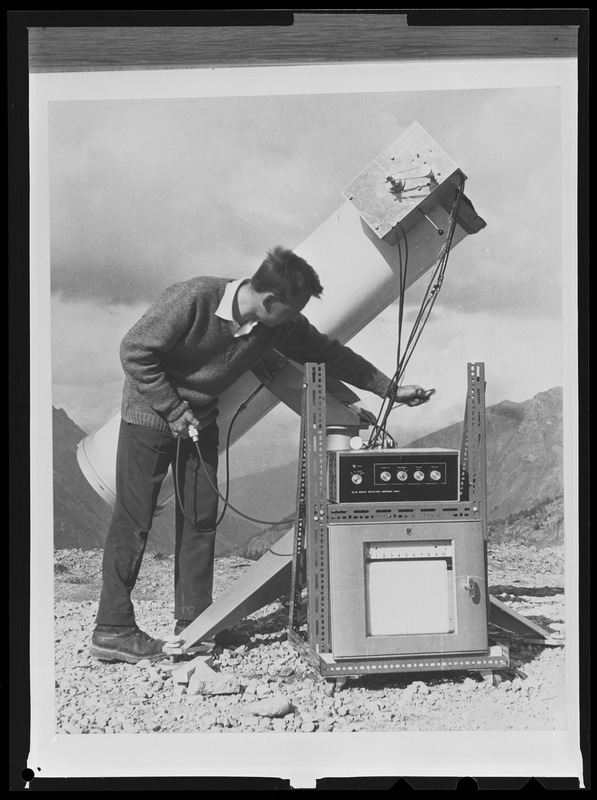 Télescope infra-rouge de 40cm de diamètre installée à la station d'études de site de Briançon. Opérateur J. Gay (1967) (titre forgé)