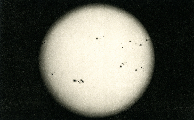 Observatoire Flammarion, Juvisy [S.-et-O.], Le Soleil criblé de taches. Distance moyenne à la Terre : environ 150 millions de kilomètres. Diamètre : 109 fois la Terre. La vie terrestre est suspendue aux rayons de notre étoile, le Soleil, astre de la Voie Lactée. La nature entière est sous sa dépendance. (titre original)