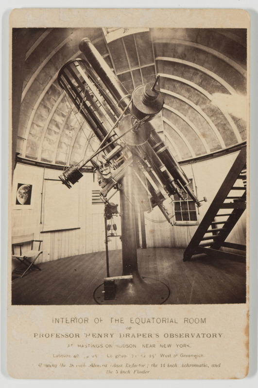 Interior of the Equatorial Room of Professor Henry Draper’s Observatory at Hastings on Hudson, near New York […] showing the 28 inch Silvered Glass Reflector, the 12 inch Achromatic, and the 5 inch Finder (titre original)