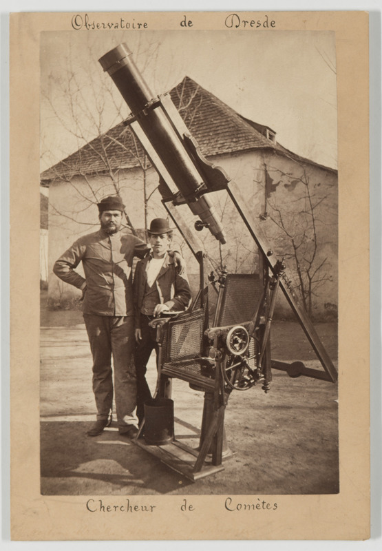 Observatoire de Dresde. Chercheur de comètes construit dans les ateliers de l’observatoire d’O Gyalla, Hongrie, pour le Baron de Engelhardt. Objectif 6’’, distance focale 4 pieds, par Merz (titre original)