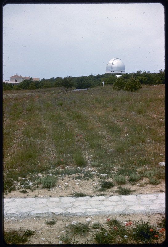 Vue sur la coupole du télescope de 193cm depuis l'annexe de l'hôtel - Observatoire de Haute-Provence (titre forgé) / [3 images]