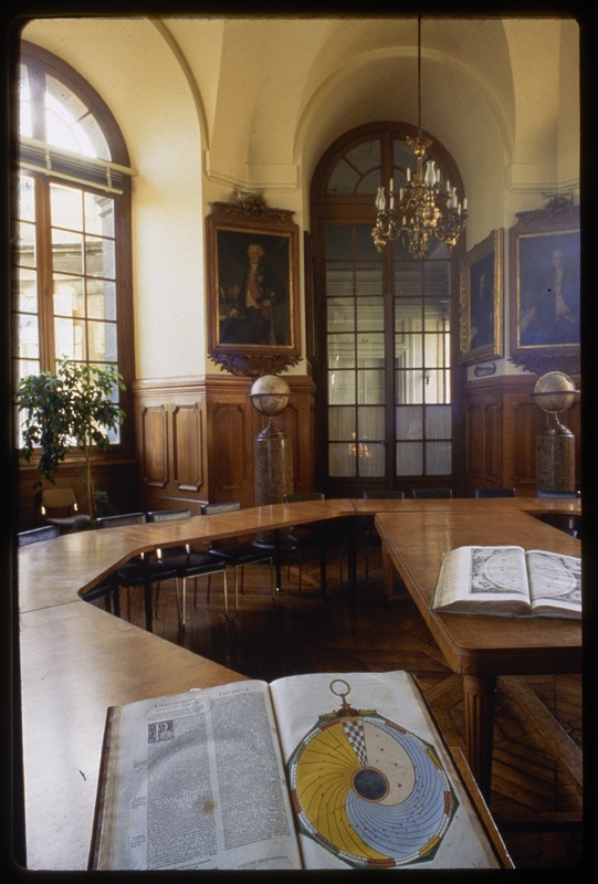 Observatoire de Paris, Observatoire de Paris, batiment Perrault - rotonde ouest - salle du conseil. Au premier plan, l'ouvrage Astronomicum Caesareum d'Apianus (1540) (titre forgé) / [6 images]