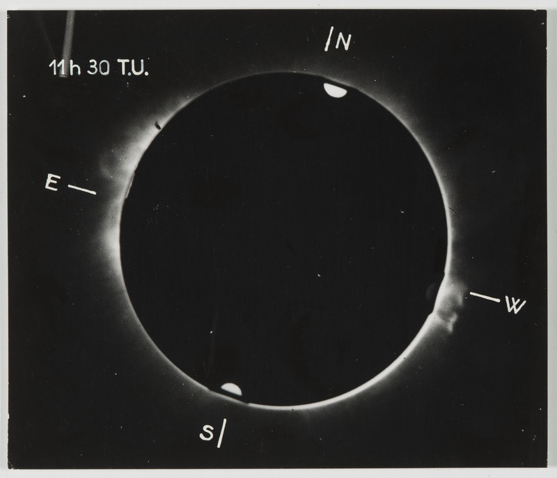 Eclipse de soleil du 15 février 1961 : photographie prise à 11h30 TU, de la couronne obtenue à l'aide d'une chambre F=3m60 comprenant une lentille simple, un filtre 6100-6450A et une atténuation radiale obtenue à l'aide d'un diaphragme tournant. Variation des temps d'exposition de 1 à 70s entre le bord du soleil et la région située à 1 diamètre de ce bord. Cliché LAFFINEUR, Melles BLOCH et BREITZ (titre original)