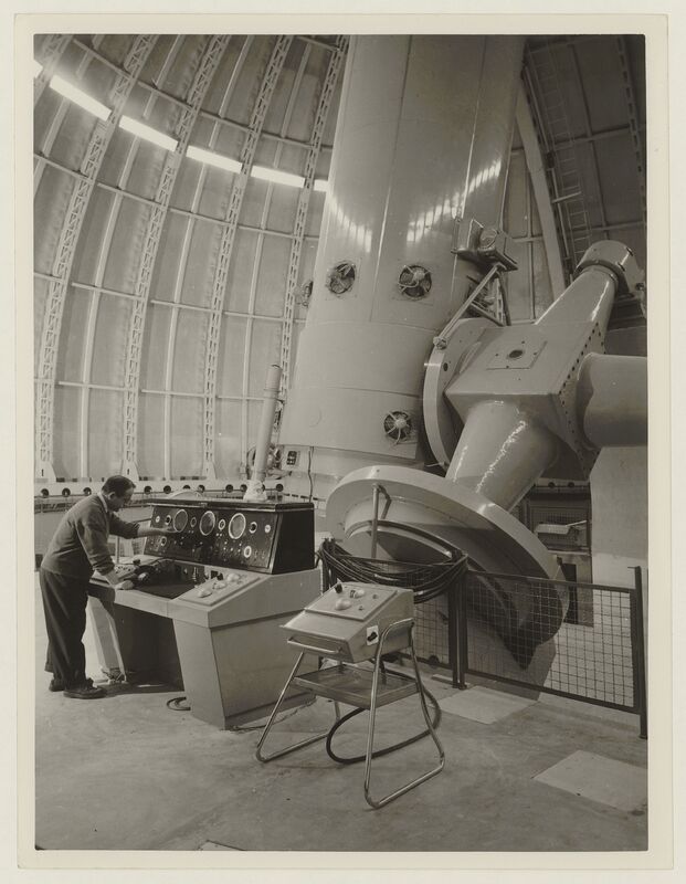 Télescope 193cm de l'Observatoire de Haute Provence - vue intérieure de la coupole : table de contrôle, base du télescope et monture (titre forgé)