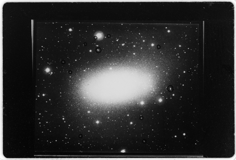 Nébuleuse NGC 205, résolution en étoiles - Cliché Baade (titre forgé)