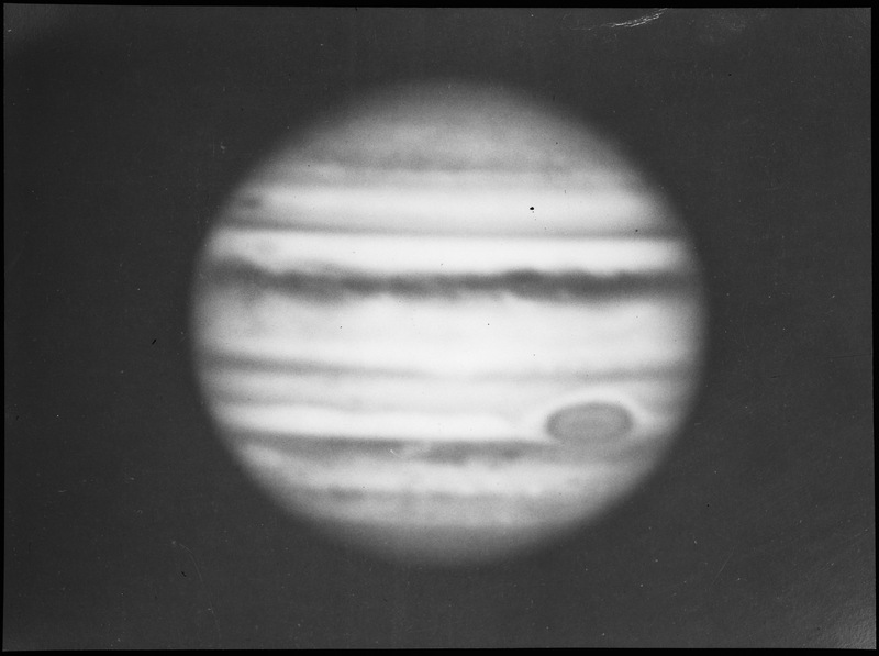 JUPITER. Planète en lumière rouge. Le satellite Ganymède et son ombre sur la planète. Cliché Humason. Télescope de 5m du Mt Palomar (titre forgé)