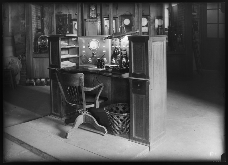 Salle des pendules, poste central d'observation - Bureau International de l'Heure - Observatoire de Paris (titre forgé)