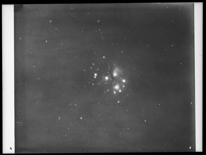 Les Pléiades (17 janvier 1964) - Cliché Bertaud-Verdier-Stram.Télescope Schmidt de 40cm de l'Observatoire de Meudon (titre forgé)