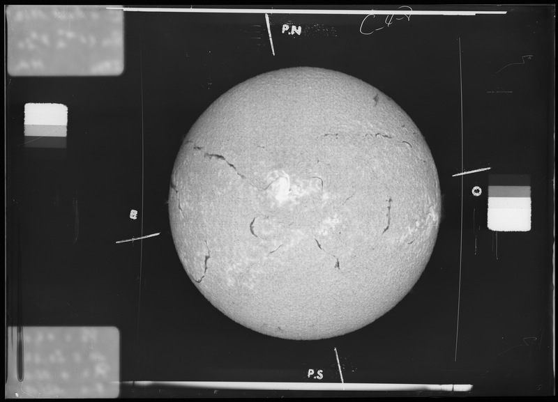 Chromosphère solaire. Spectrohéliogramme H alpha, le 4 Août 1972 à l'Observatoire de Meudon (titre forgé)