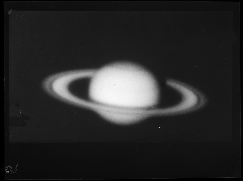 SATURNE. 24 mars 1948 - 21h57 à 22h08 - Cliché B. Lyot (titre forgé)