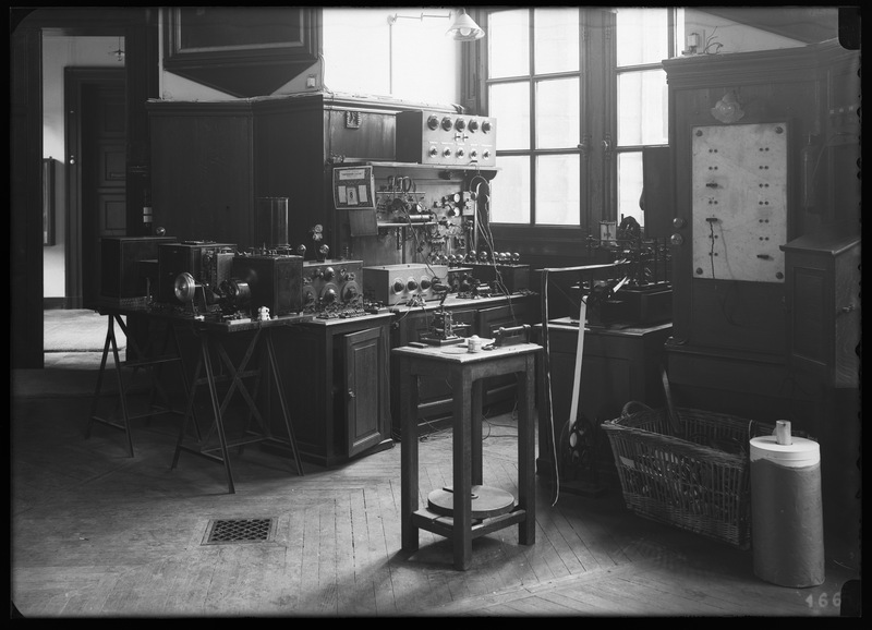 Salle des pendules, poste central d'observation - Bureau International de l'Heure - Observatoire de Paris (titre forgé)