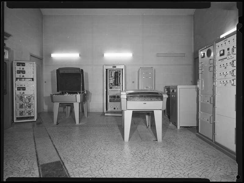 Salle des horloges parlantes à l'observatoire de Paris (Août 1977) (titre forgé)