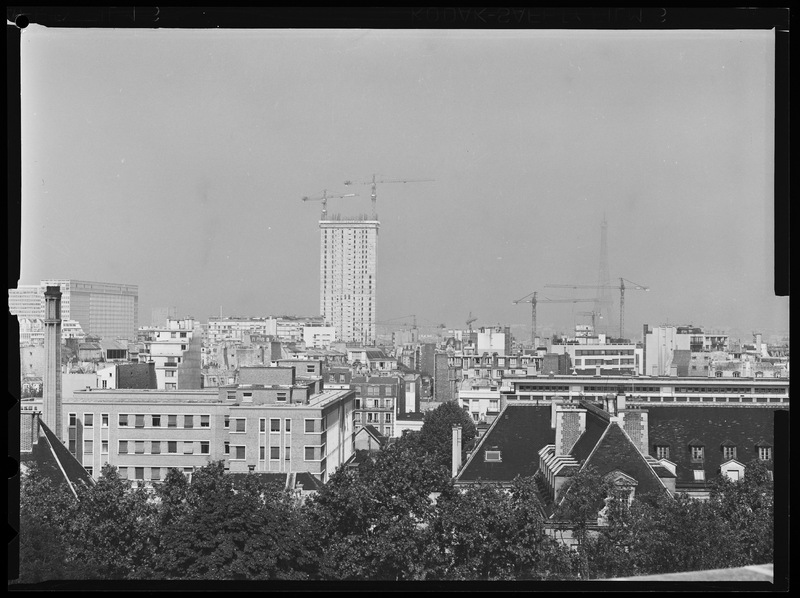 Construction de la tour Montparnasse : état des travaux, vue du toit du bâtiment Perrault (août 1971-décembre 1973) (titre forgé) / [8 images]