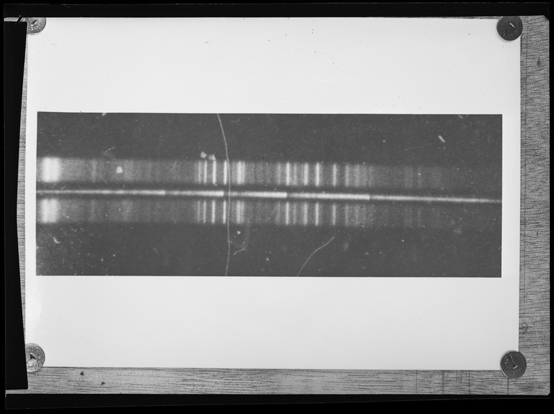 Spectre de l'étoile H.D. 126009. Pose 10 secondes avec le télescope électronique - Cliché Lallemand-Duchesne (titre forgé)