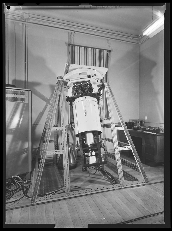 Caméra magnétique à grand champ montée sur la bonnette d'adaptation au télescope - Laboratoire de Physique Astronomique de l'Observatoire de Paris (Février 1973) (titre forgé) / [2 images]