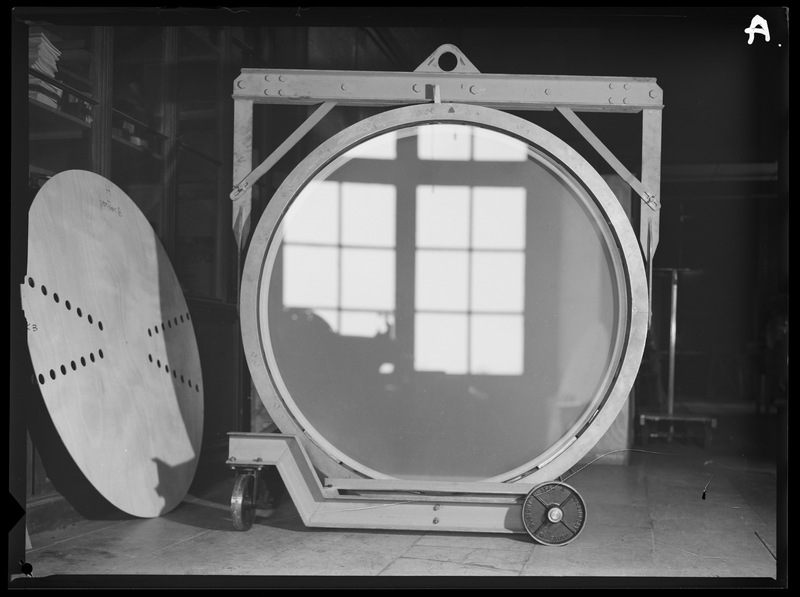 Miroir de 150cm destiné à l'Observatoire de Haute-Provence dans son collier - Laboratoire d'Optique de l'Observatoire de Paris (titre forgé) / [2 images]