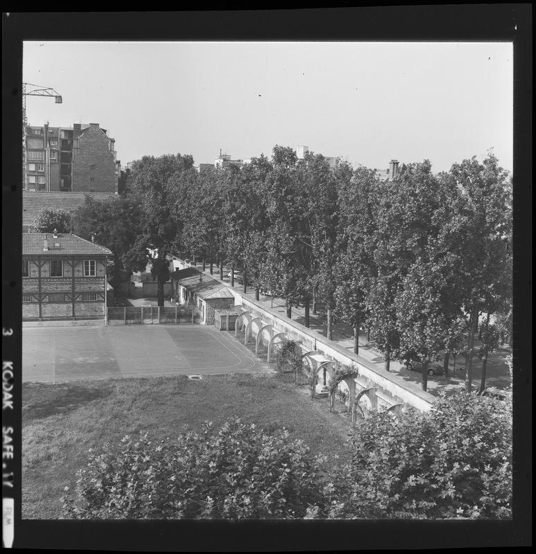 Vue sur le terrain situé à l'angle de la rue Cassini et de l'avenue Denfert-Rochereau [1975] (titre forgé) / [4 images]