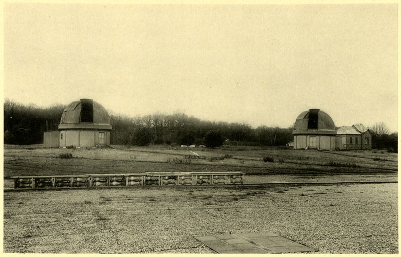 Observatoire de Meudon : coupoles de l’équatorial Eichens et du télescope de 1m d’ouverture (titre original)