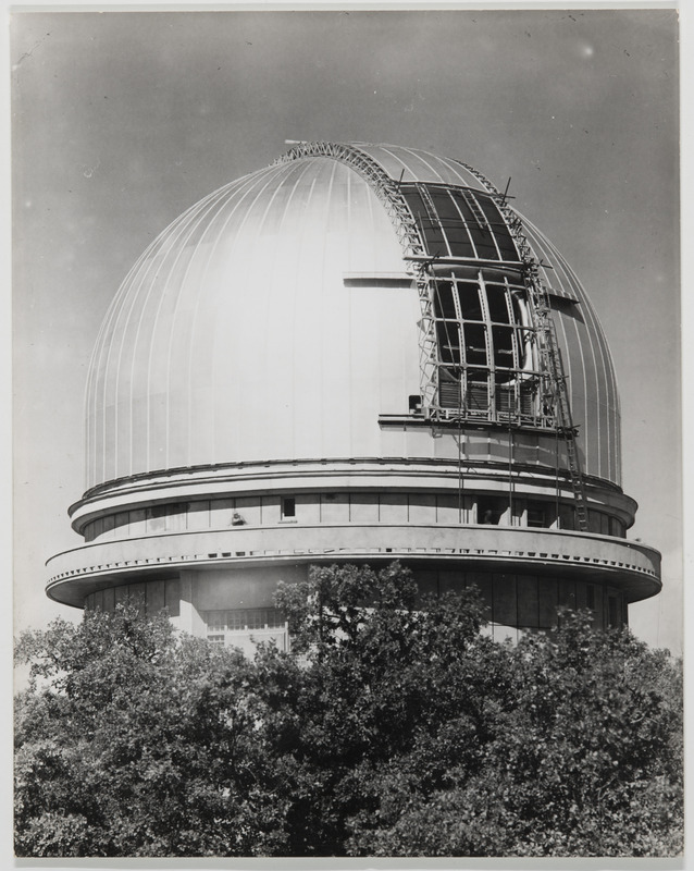 Observatoire de Haute Provence. Coupole du télescope de 193 cm, construction du cimier mobile. (titre forgé)