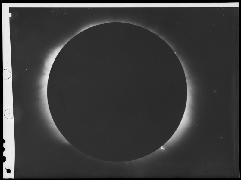 Eclipse totale de soleil du 15 Février 1961 - Contretype de cliché de l'Observatoire de Haute-Provence (titre forgé)