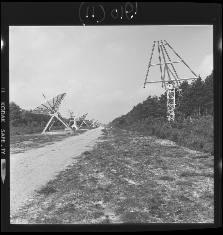 A droite, une antenne de l'interféromètre décamétrique ; à gauche, antennes des réseaux solaires 169 et 408 MHz - Station de Radioastronomie de Nançay (titre forgé)