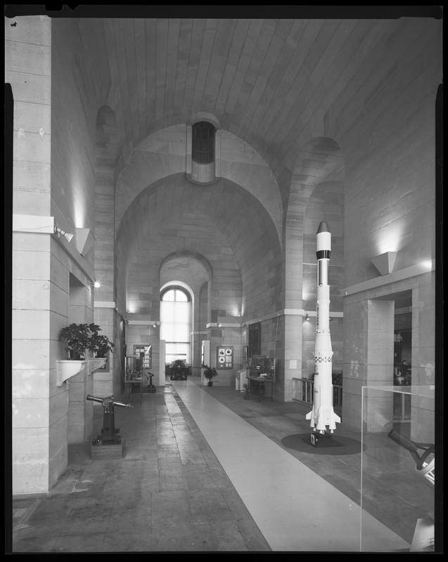 Exposition de l'Observatoire de Paris en 1987 : La Mesure du ciel : de la plaque photographique aux techniques spatiales (titre forgé) / [30 images]