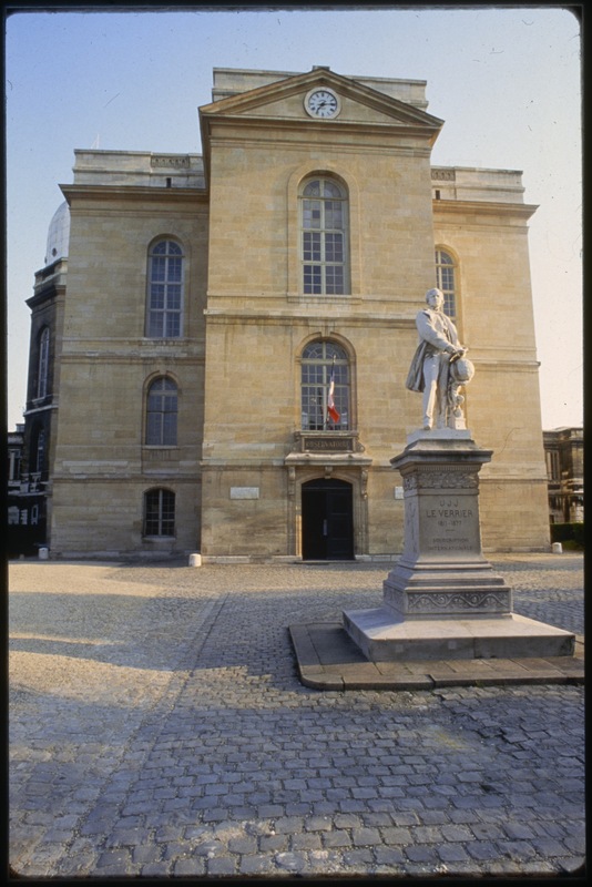 Observatoire de Paris - façade nord du batiment Perrault - statue de Le Verrier (titre forgé) / [3 images]