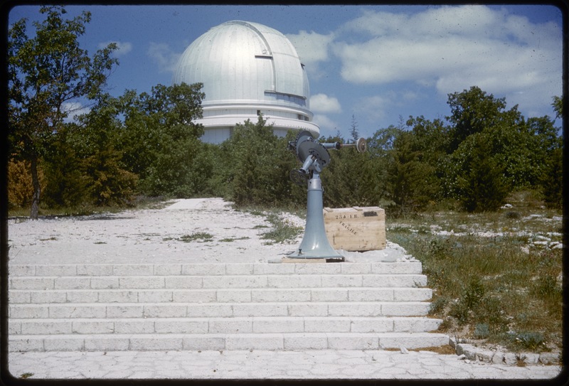 Coupole du 193cm et au premier plan lunette guide - Expérience Blamont, Observatoire de Haute-Provence (mai 1962) (titre forgé)