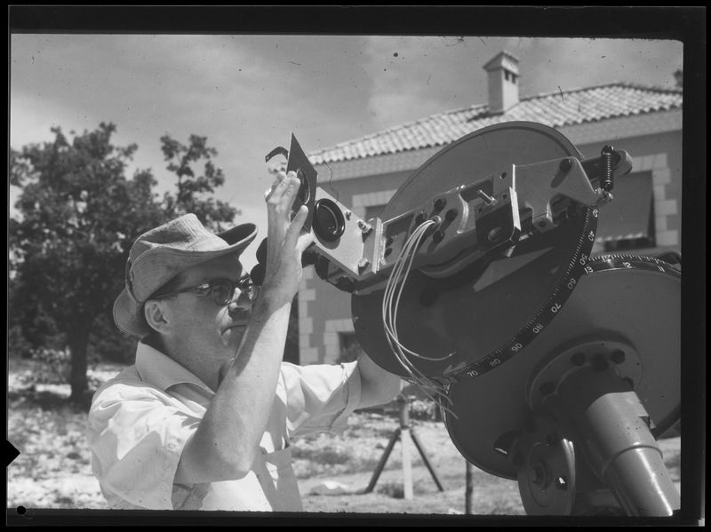 Appareil équatorial de visée servant à pointer le télescope de 193cm de l'Observatoire de Haute-Provence pendant les expériences Blamont (titre forgé) / [2 images]