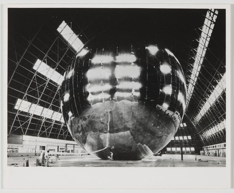 A 100-foot-diameter sphere similar to the ECHO I Satellite […] (titre original)