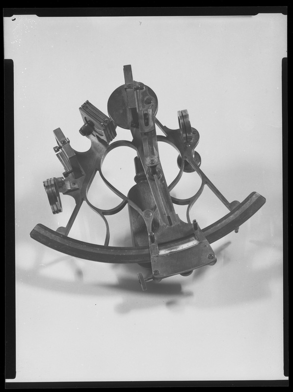 Sextant trouvé dans les jardins du Petit-Luxembourg. (Décembre 1980) (titre forgé)