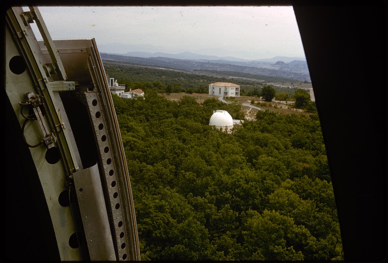 Vue depuis la trappe de la coupole du télescope de 193cm - Observatoire de Haute-Provence (titre forgé)