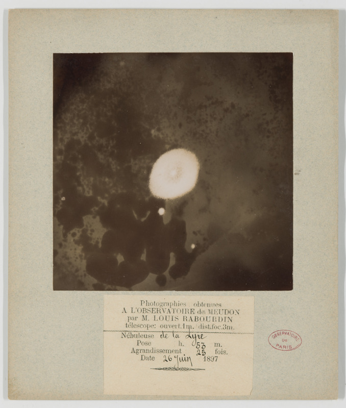 Photographies obtenues à l’observatoire de Meudon par M. Louis Rabourdin : nébuleuse de la Lyre. Télescope 1m ouverture, 3m distance focale ; pose 53 m ; agrandissement 25 fois ; date 26 juin 1897 (titre original) / [2 images]