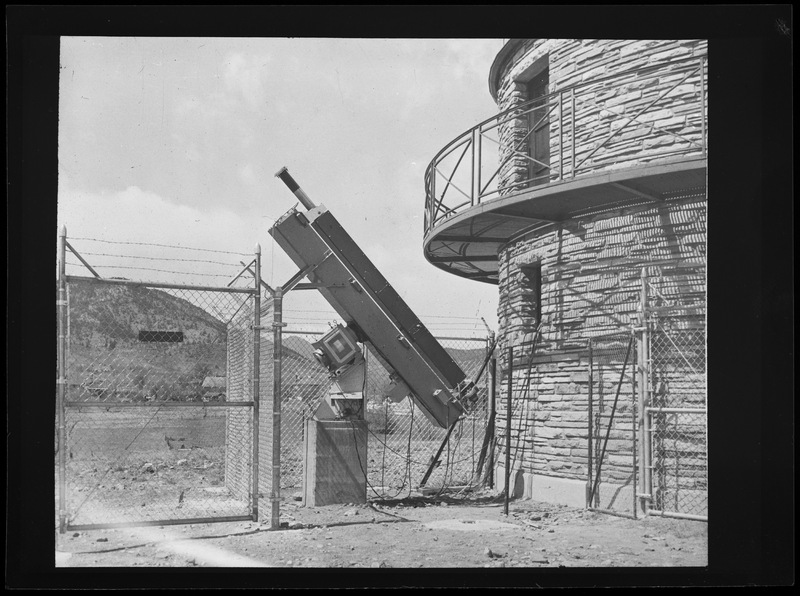 Coronomètre K installé à l'Observatoire Boulder dans le Colorado (Avril 1956) - Reproduction d'un cliché G. Wlérick (titre forgé) / [2 images]