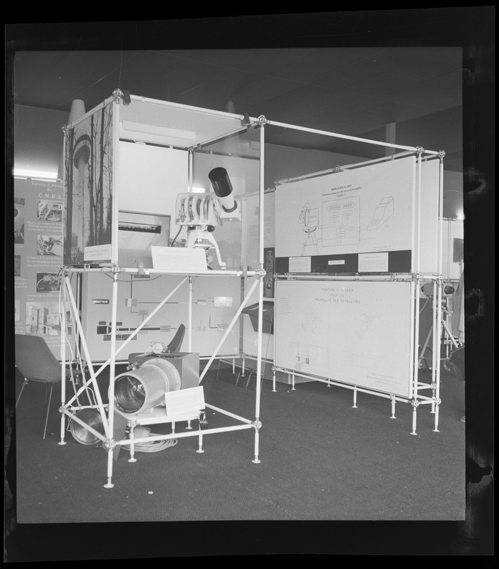 Stand Muller sur le repérage de satellites au Salon International de l'Aviation du Bourget en juin 1965 (titre forgé)