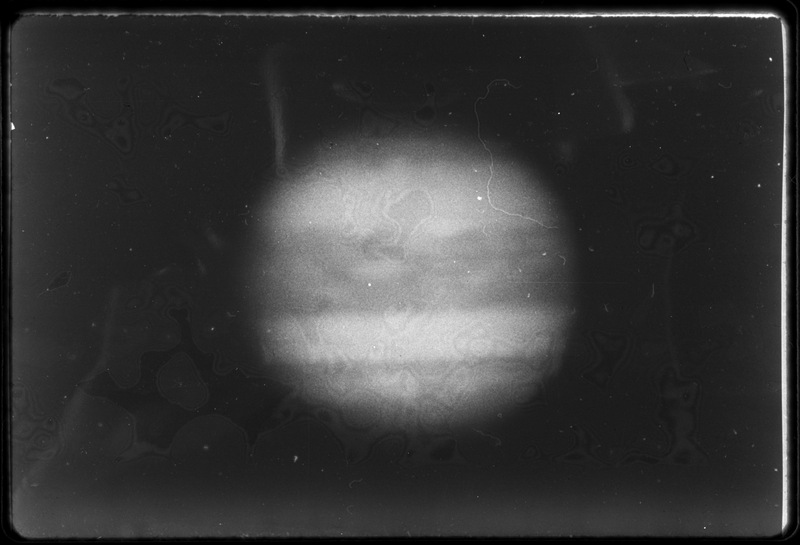 Jupiter (23 juillet 1962) - télescope 193cm de l'Observatoire de Haute-Provence, foyer coudé, pose 1/2s, plaque 103aE, filtre rouge composite 10 clichés (titre forgé)