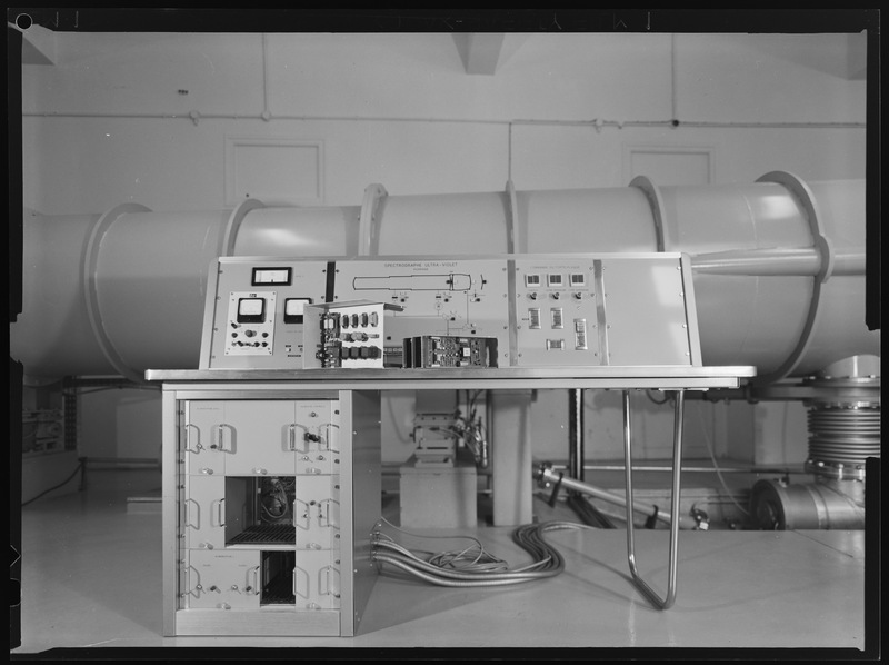 Spectrographe sous-vide de 10m pour l'ultraviolet : pupitre de commandes - Laboratoire de Physique Atomique et Moléculaire Félenbock, Observatoire de Meudon (décembre 1971) (titre forgé) / [2 images]