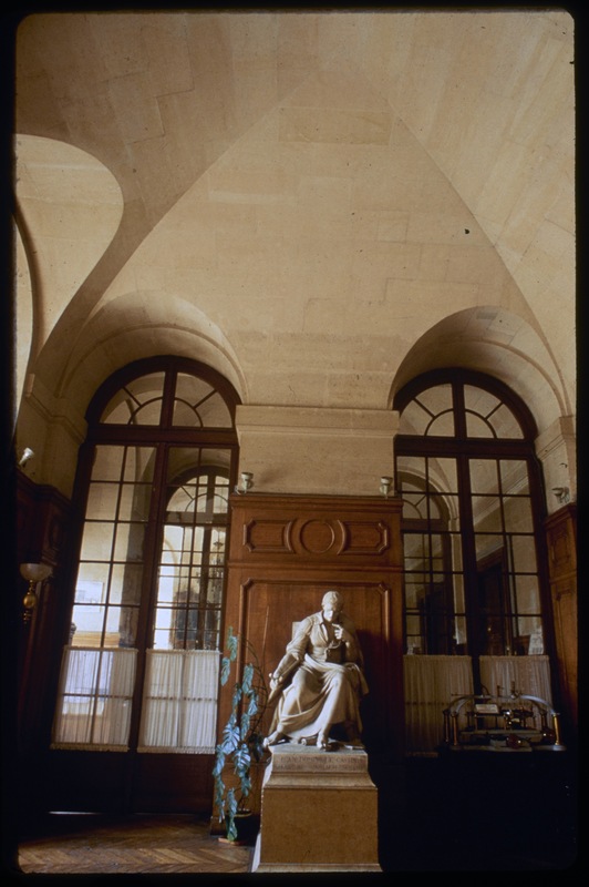 Grande Galerie (Musée), statue de Cassini - Observatoire de Paris, batiment Perrault (titre forgé)