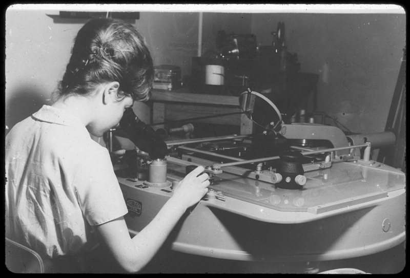 Mesure d'un cliché de satellite sur la machine Zeiss - service de M.Muller, Observatoire de Meudon (titre forgé)