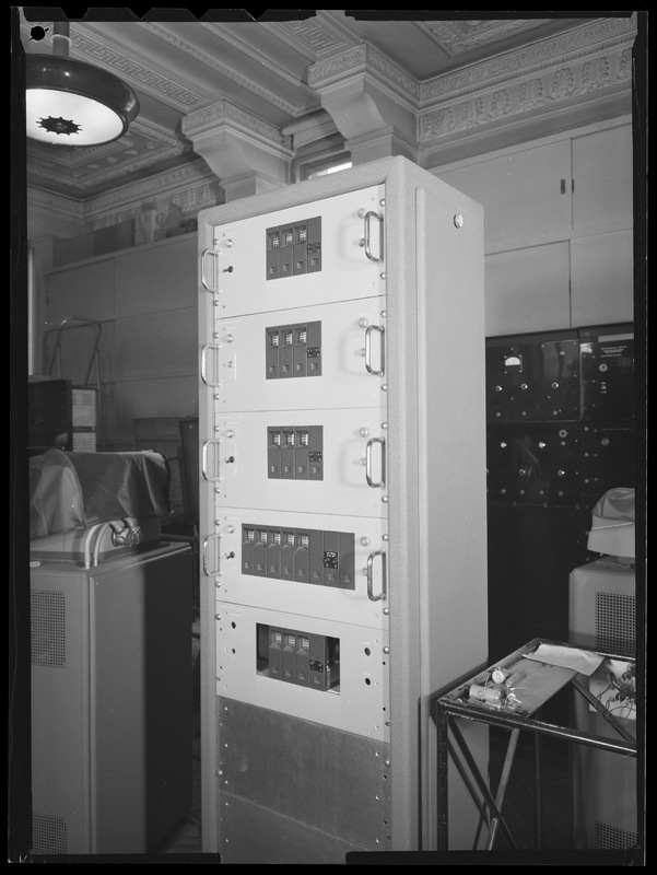 Démultiplications de fréquence en armoire, vue extérieure - Bureau International de l'Heure de l'Observatoire de Paris (titre forgé) / [2 images]