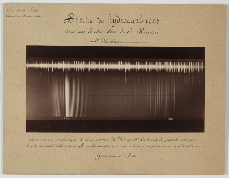 Spectre des hydrocarbures donné par le cône bleu du bec Bunsen, par H. Deslandres ; obtenu avec un spectroscope à deux prismes de flint de 60°. Grossissement 6 fois (titre original)