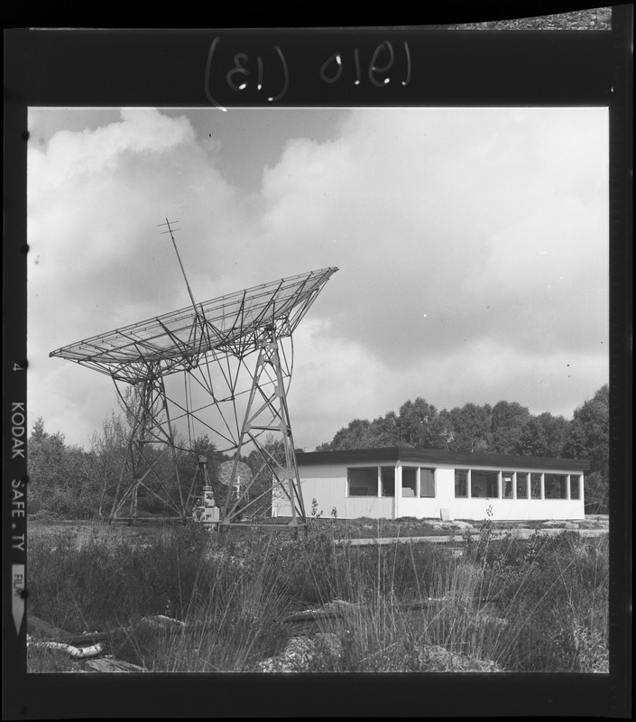 Bâtiment de l'interféromètre solaire métrique - Station de Radioastronomie de Nançay (titre forgé)