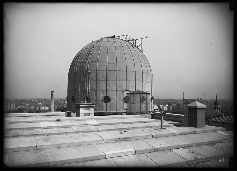 Terrasse supérieure et coupole Est (coupole Arago), le 11 mai 1934 - Observatoire de Paris (titre forgé)