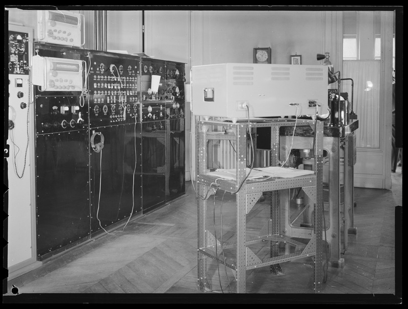 Poste d'écoute et d'enregistrement des signaux horaires - Bureau International de l'Heure de l'Observatoire de Paris (titre forgé)